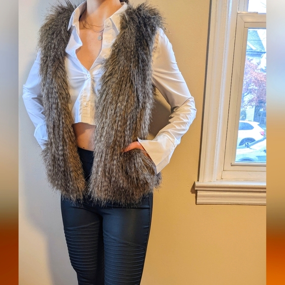 New, H&M Women’s Beige Stylish Lightweight Faux Fur Vest. Size 4 - Picture 2 of 13